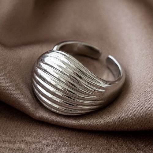 Lundholm Vanja – Chunky Dome Ring met Golvend Reliëf – Zilverkleurig