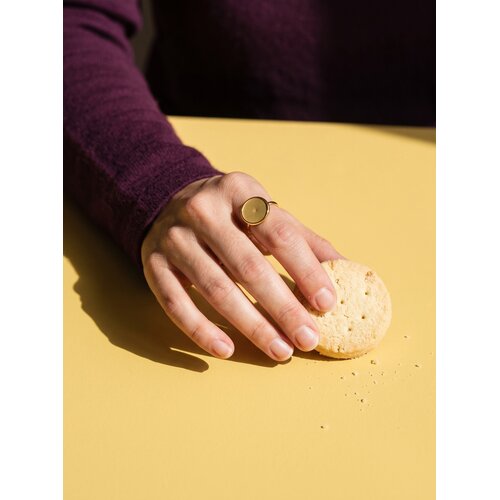 Lundholm Tamsin – Statement Ring met Ronde Platte Steen – Goudkleurig