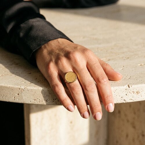 Lundholm Tamsin – Statement Ring met Ronde Platte Steen – Goudkleurig