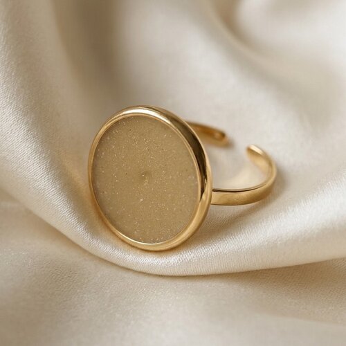 Lundholm Tamsin – Statement Ring met Ronde Platte Steen – Goudkleurig