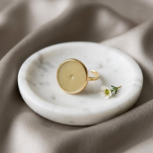 Lundholm Tamsin – Statement Ring met Ronde Platte Steen – Goudkleurig