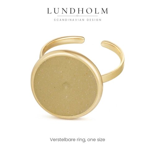 Lundholm Tamsin – Statement Ring met Ronde Platte Steen – Goudkleurig