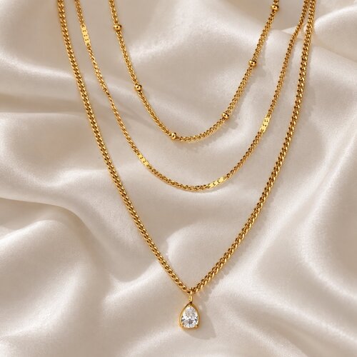 Lundholm Lucille – Drielaagse Ketting met Zirkonia – Goudkleurig Lundholm Lucille – Drielaagse Ketting met Zirkonia – Goudkleurig