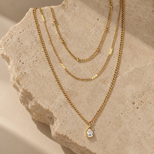 Lundholm Lucille – Drielaagse Ketting met Zirkonia – Goudkleurig Lundholm Lucille – Drielaagse Ketting met Zirkonia – Goudkleurig