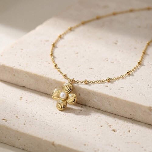 Lundholm Imogen – Ketting met Bloemetje en Imitatieparel – Goudkleurig
