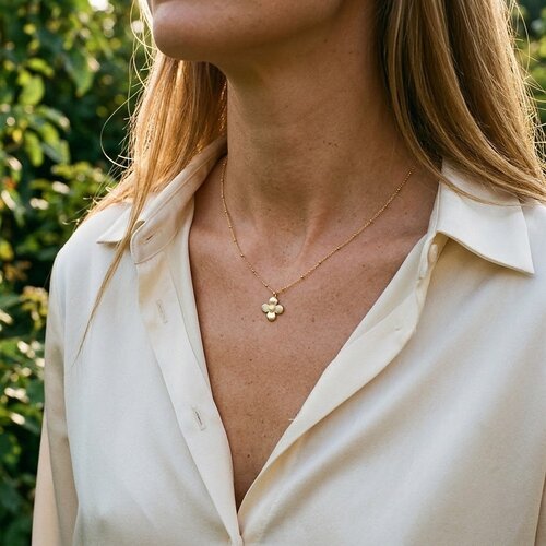 Lundholm Imogen – Necklace with Flower and Faux Pearl – Gold-Tone Lundholm Imogen – Necklace with Flower and Faux Pearl – Gold-Tone