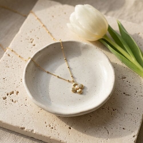 Lundholm Imogen – Necklace with Flower and Faux Pearl – Gold-Tone Lundholm Imogen – Necklace with Flower and Faux Pearl – Gold-Tone