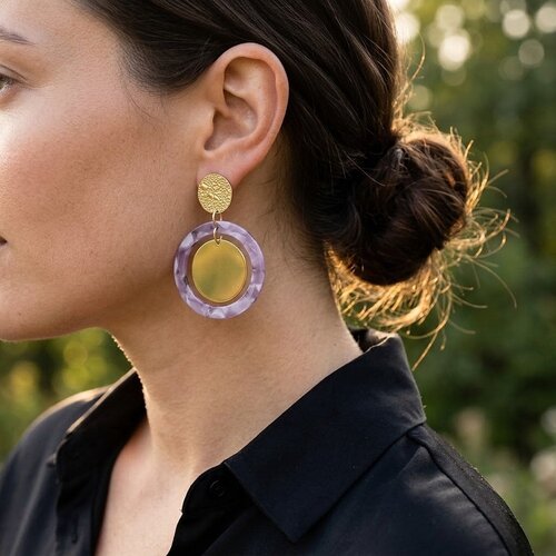 Lundholm Marlene – Statement Oorhangers met Lila Ring – Goudkleurig Lundholm Marlene – Statement Oorhangers met Lila Ring – Goudkleurig