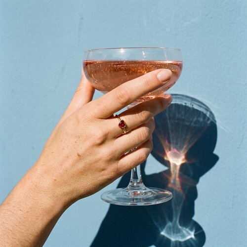 Lundholm Rose – Minimalistische Ring met Rood Hartje – Goudkleurig Lundholm Rose – Minimalistische Ring met Rood Hartje – Goudkleurig