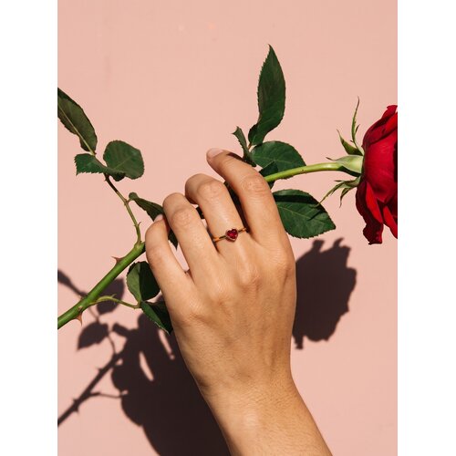 Lundholm Rose – Minimalistische Ring met Rood Hartje – Goudkleurig Lundholm Rose – Minimalistische Ring met Rood Hartje – Goudkleurig