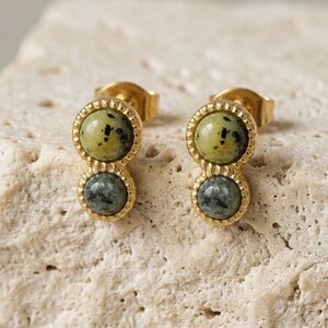 Lundholm Cornelia – Oorknopjes met Dubbele Natuursteen – Olijfgroen