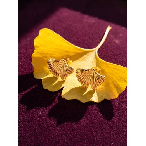 Lundholm Tyra – Ginkgo Blad Oorknopjes 2,3 cm – Goudkleurig