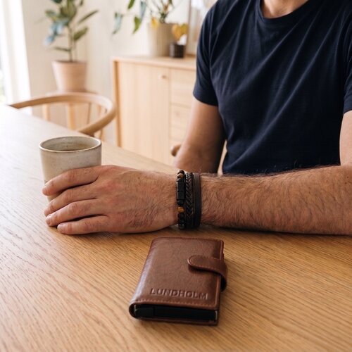 Lundholm Men's Gift Set – Örebro Card Holder & Björn Bracelet Tiger's Eye – Brown Lundholm Men's Gift Set – Örebro Card Holder & Björn Bracelet Tiger's Eye – Brown