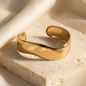 Lundholm Ondine – Brede Golvende Cuff Bangle – Goudkleurig Lundholm Ondine – Brede Golvende Cuff Bangle – Goudkleurig