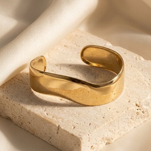 Lundholm Ondine – Brede Golvende Cuff Bangle – Goudkleurig Lundholm Ondine – Brede Golvende Cuff Bangle – Goudkleurig