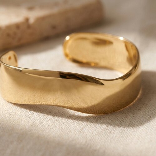 Lundholm Ondine – Wide Wavy Cuff Bangle – Gold-Tone Lundholm Ondine – Wide Wavy Cuff Bangle – Gold-Tone