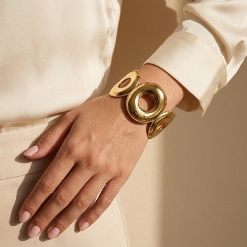 Lundholm Ines – Brede Statement Cuff met Open Cirkels – Goudkleurig Lundholm Ines – Brede Statement Cuff met Open Cirkels – Goudkleurig