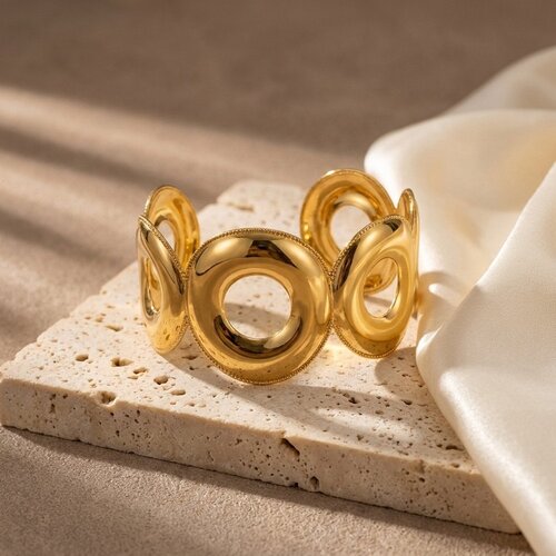 Lundholm Ines – Brede Statement Cuff met Open Cirkels – Goudkleurig Lundholm Ines – Brede Statement Cuff met Open Cirkels – Goudkleurig