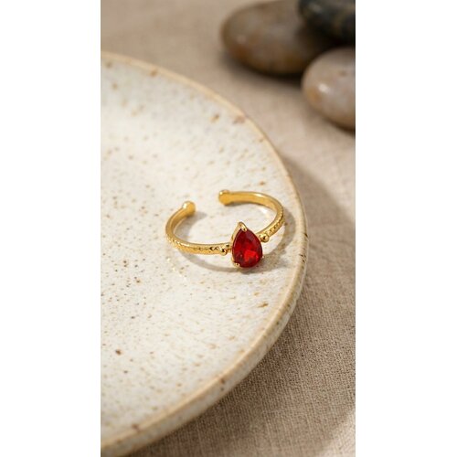Lundholm Florence – Ring with Red Heart Stone – Gold-Tone