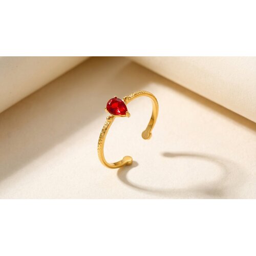 Lundholm Florence – Ring with Red Heart Stone – Gold-Tone