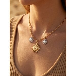 Lundholm Helia – Bedelketting met Drie Zonnetjes – Goud- en Zilverkleurig Lundholm Helia – Bedelketting met Drie Zonnetjes – Goud- en Zilverkleurig
