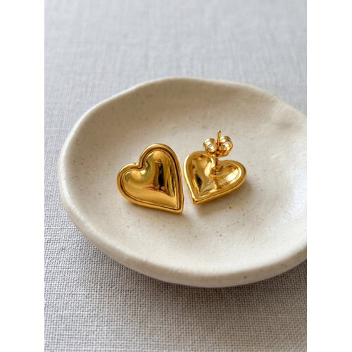 Lundholm Morgan – Small Heart Stud Earrings – Gold-Tone