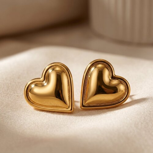 Lundholm Morgan – Small Heart Stud Earrings – Gold-Tone