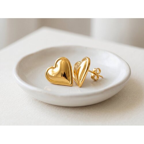 Lundholm Morgan – Small Heart Stud Earrings – Gold-Tone