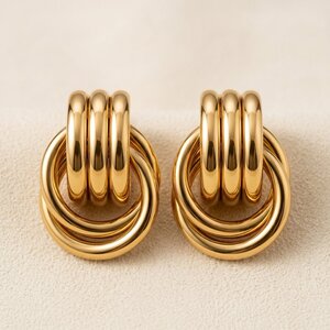 Lundholm Monroe – Chunky Statement Oorstekers 3 cm – Goudkleurig Lundholm Monroe – Chunky Statement Oorstekers 3 cm – Goudkleurig