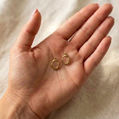 Lundholm Oona – Organische Open Ovale Oorknopjes – Goudkleurig Lundholm Oona – Organische Open Ovale Oorknopjes – Goudkleurig