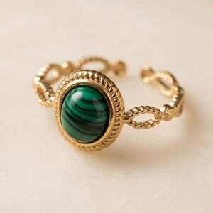 Lundholm Siv – Twisted Ring with Green Natural Stone – Gold-Tone