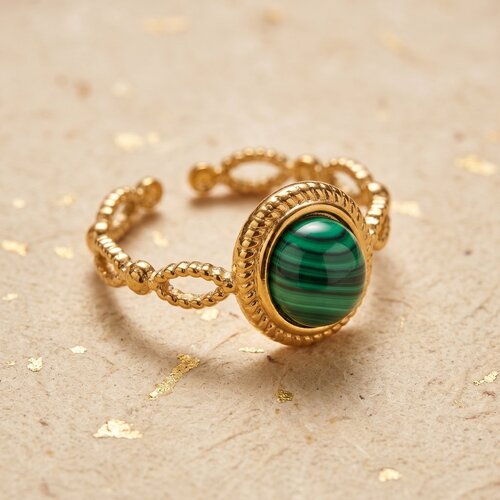 Lundholm Siv – Gedraaide Ring met Groene Natuursteen – Goudkleurig Lundholm Siv – Gedraaide Ring met Groene Natuursteen – Goudkleurig