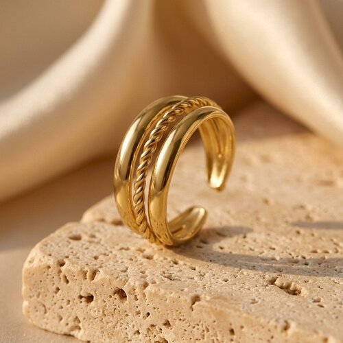 Lundholm Billie – Ring with Twisted Centre Band – Gold-Tone