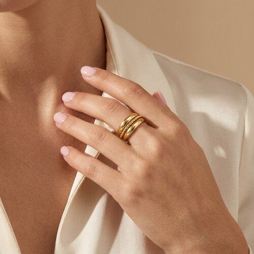 Lundholm Billie – Ring with Twisted Centre Band – Gold-Tone