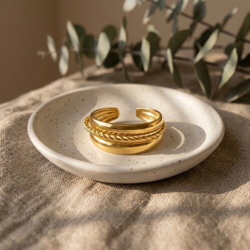 Lundholm Billie – Ring with Twisted Centre Band – Gold-Tone