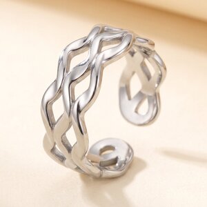 Lundholm Nami – Gevlochten Golvende Ring – Zilverkleurig Lundholm Nami – Gevlochten Golvende Ring – Zilverkleurig