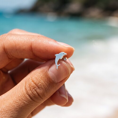 Lundholm Nerissa – Dolphin Stud Earrings 1 cm – Silver-Tone Lundholm Nerissa – Dolphin Stud Earrings 1 cm – Silver-Tone