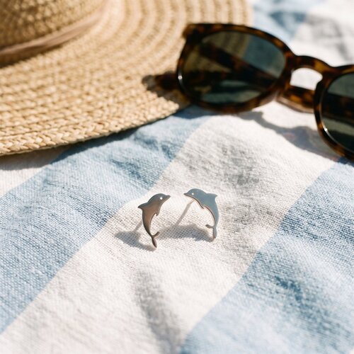 Lundholm Nerissa – Dolphin Stud Earrings 1 cm – Silver-Tone Lundholm Nerissa – Dolphin Stud Earrings 1 cm – Silver-Tone