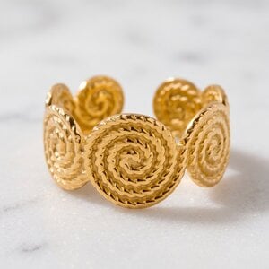 Lundholm Lou – Open Ring met Spiraal Reliëf – Goudkleurig Lundholm Lou – Open Ring met Spiraal Reliëf – Goudkleurig