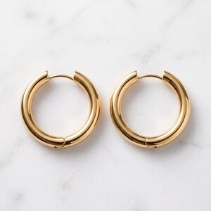 Lundholm Amber – Classic Hoops 2 cm – Gold-Tone Lundholm Amber – Classic Hoops 2 cm – Gold-Tone