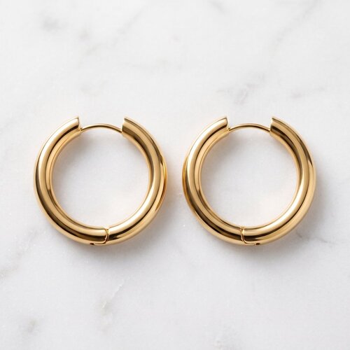 Lundholm Amber – Classic Hoops 2 cm – Gold-Tone Lundholm Amber – Classic Hoops 2 cm – Gold-Tone