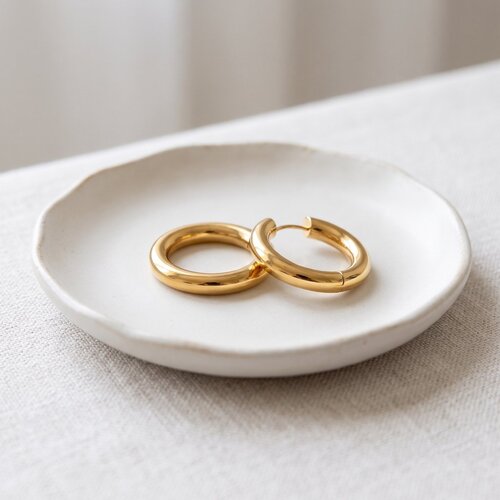 Lundholm Amber – Classic Hoops 2 cm – Gold-Tone Lundholm Amber – Classic Hoops 2 cm – Gold-Tone