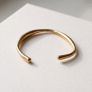 Lundholm Runa – Organische Open Bangle – Goudkleurig Lundholm Runa – Organische Open Bangle – Goudkleurig