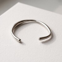 Runa – Organic Open Bangle – Silver-Tone