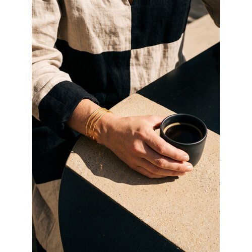 Lundholm Tindra – Open Bangle met Drie Banen – Goudkleurig