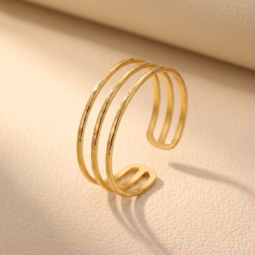 Lundholm Tindra – Open Bangle met Drie Banen – Goudkleurig