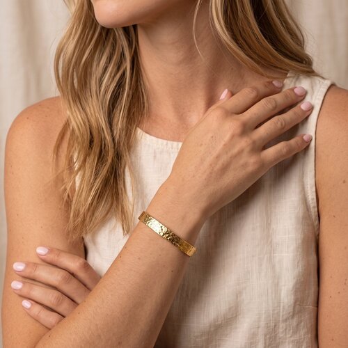Lundholm Tekla – Hammered Open Bangle – Gold-Tone Lundholm Tekla – Hammered Open Bangle – Gold-Tone