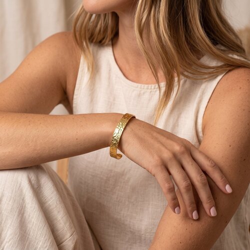Lundholm Tekla – Hammered Open Bangle – Gold-Tone Lundholm Tekla – Hammered Open Bangle – Gold-Tone