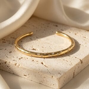 Lundholm Aster – Open Cuff Bangle met Zirkonia – Goudkleurig Lundholm Aster – Open Cuff Bangle met Zirkonia – Goudkleurig