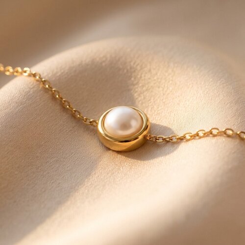 Lundholm Esmee – Necklace with 5 Faux Pearls – Gold-Tone Lundholm Esmee – Necklace with 5 Faux Pearls – Gold-Tone